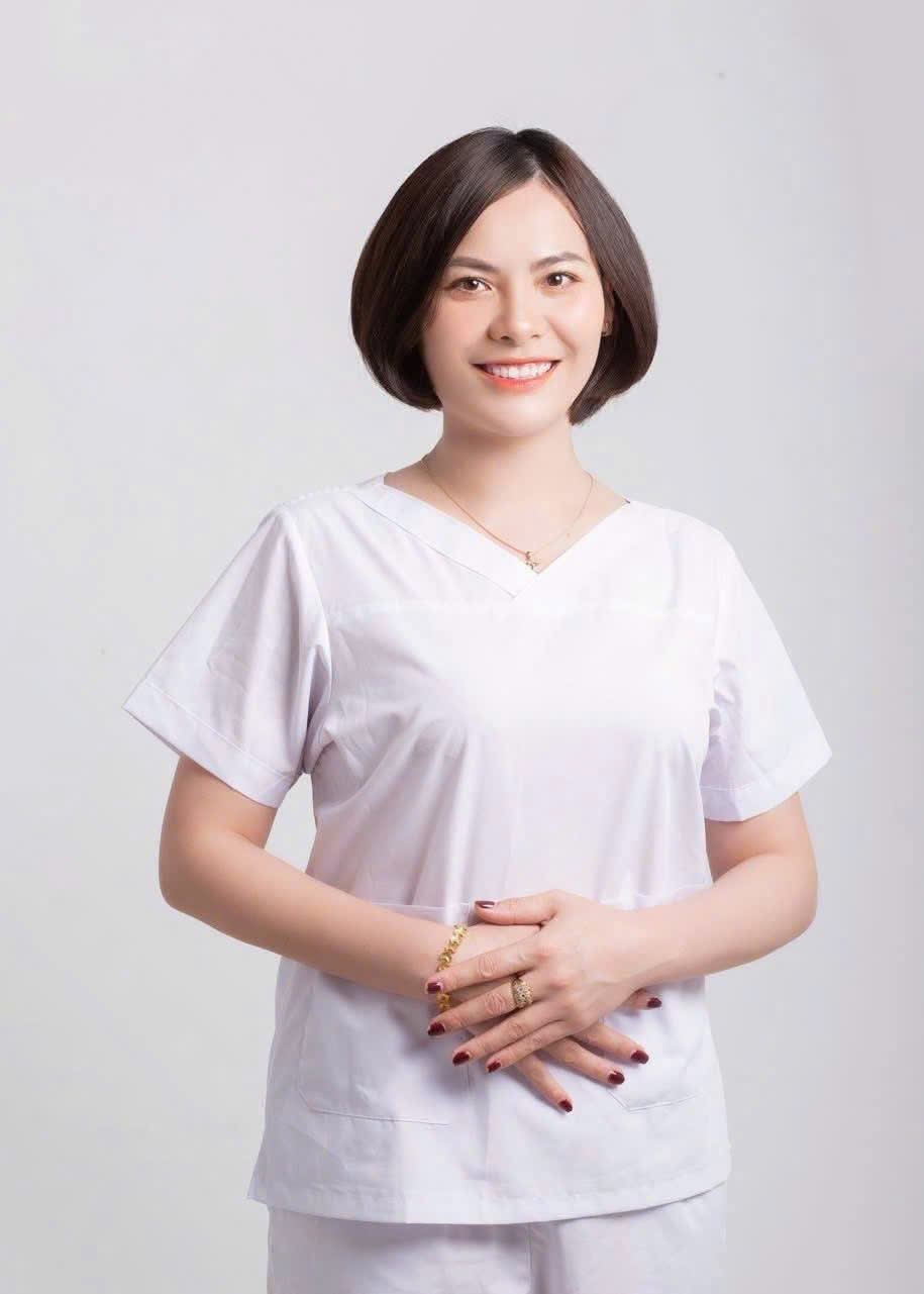 Dược sĩ Võ Thị Ngọc Minh đang tư vấn bệnh nhân tại nhà thuốc